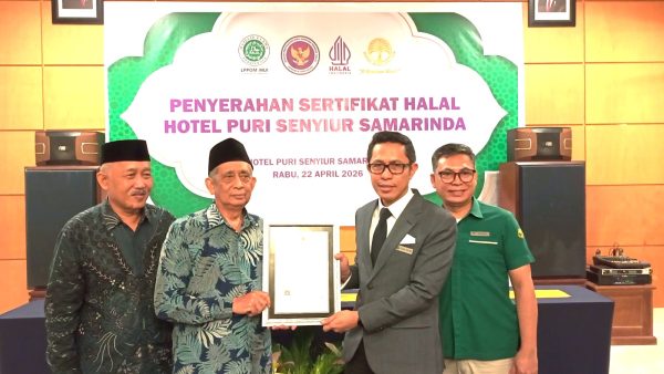 Ketua MUI Kaltim Serahkan Sertifikat Halal Ke Hotel Puri Senyiur
